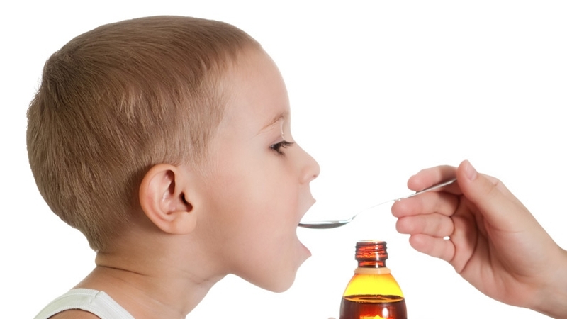 Ba mẹ có nên pha thuốc vào sữa cho trẻ nhỏ uống hay không? 2