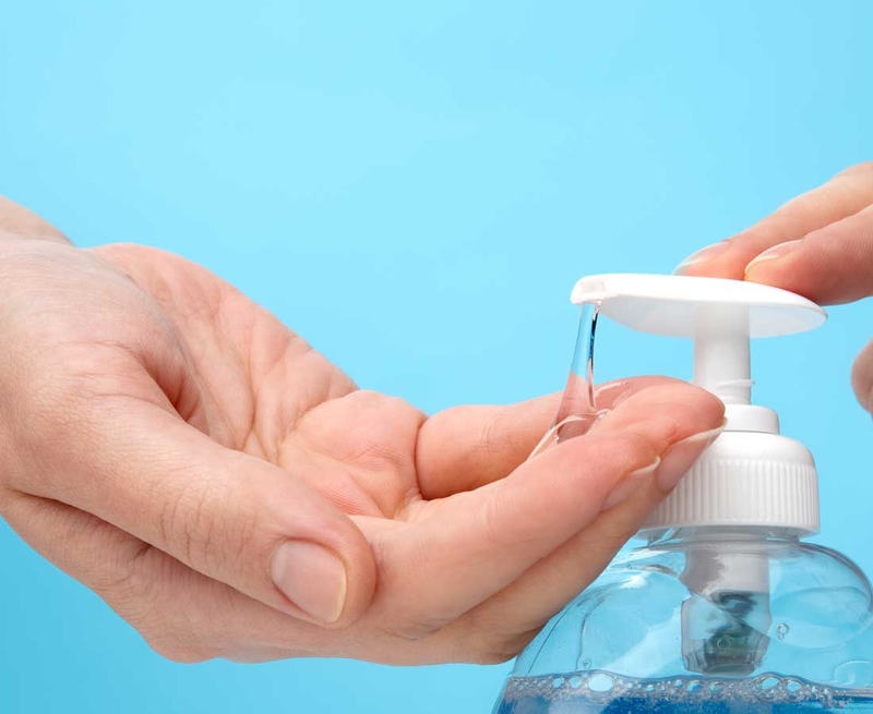 Nếu bị nước rửa tay khô dính vào mắt ta nên làm gì?