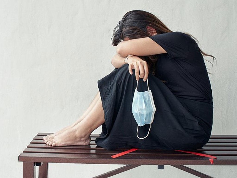 Người bị mắc dạng rối loạn thích ứng với trầm cảm thường có vẻ&nbsp;mặt đau khổ, ngơ ngác, thậm chí là đánh mất đi sở thích trước đây