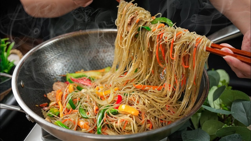 Nên kết hợp miến với các loại rau củ quả, thịt nạc,... để bổ sung dinh dưỡng trong bữa ăn