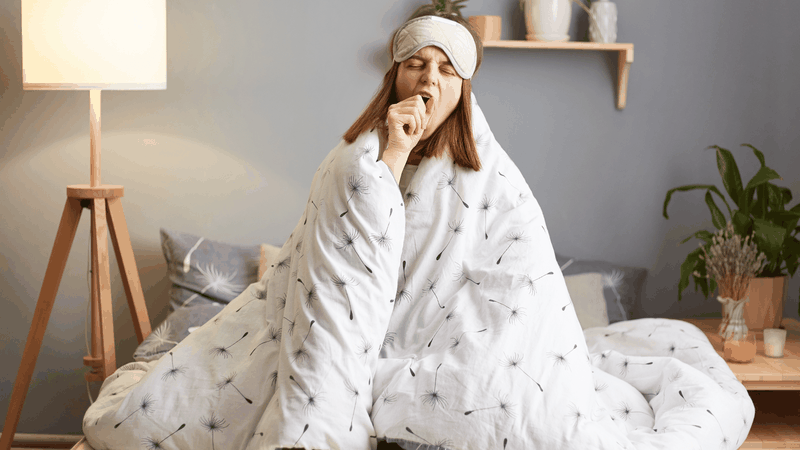 Quầng thâm mắt màu xanh dương thường xuất hiện ở mí dưới khi cơ thể mệt mỏi, chủ yếu do thiếu ngủ, stress