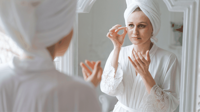 Chăm sóc tại nhà giúp làm sáng da quanh mắt, tăng độ ẩm, đàn hồi và giảm cảm giác mệt mỏi cho mắt