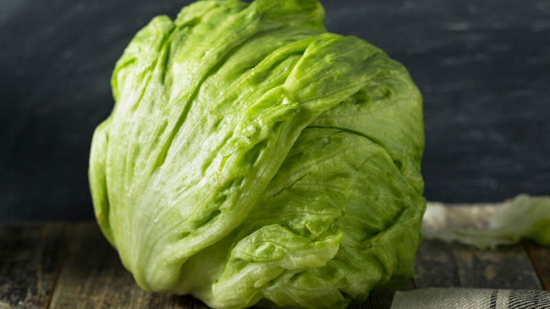 Xà lách Mỹ có hình dáng tròn, bắp chặt, lá dày và thường rất giòn