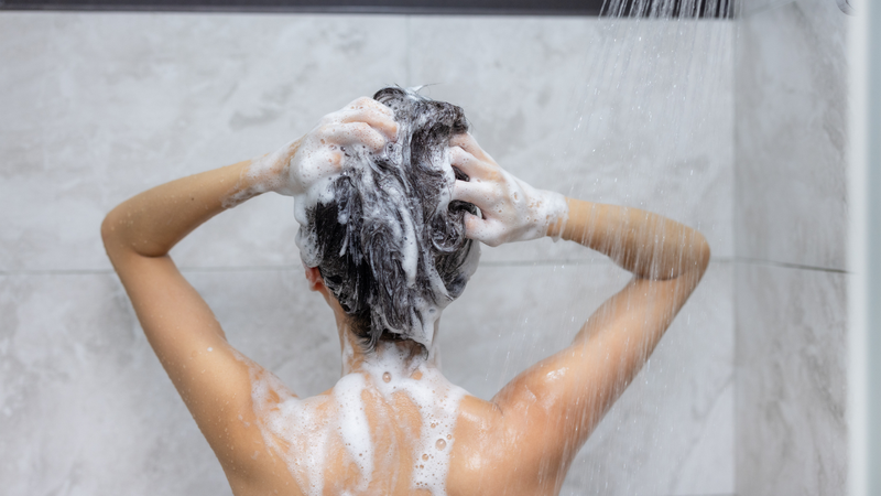 Tắm rửa thường xuyên, thay quần áo sạch càng sớm càng tốt.