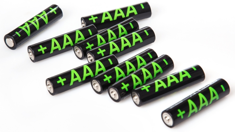 Pin AAA thường được dùng cho các thiết bị tiêu thụ điện năng thấp như điều khiển từ xa, đồng hồ,...