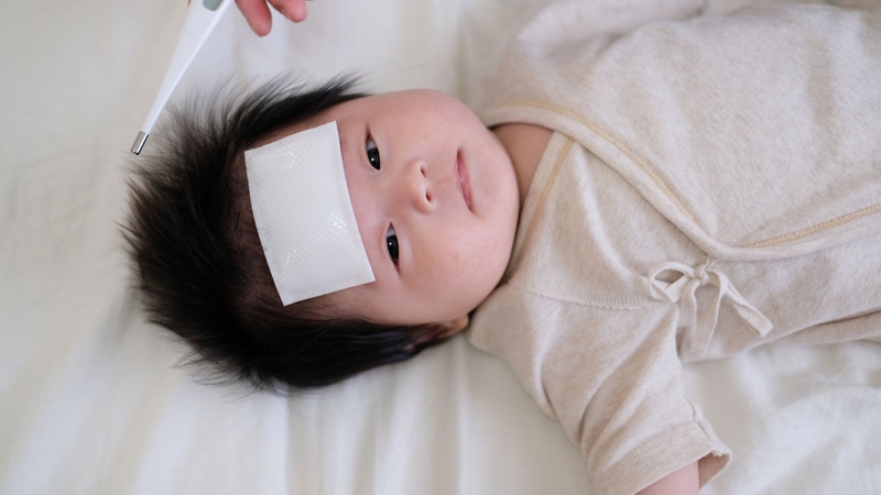 Sau tiêm, trẻ cần được theo dõi tại cơ sở y tế và tại nhà