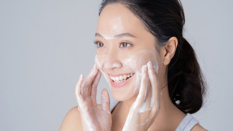Làm sạch là bước nền tảng giúp loại bỏ bụi bẩn, dầu thừa và các tạp chất tích tụ trên bề mặt da