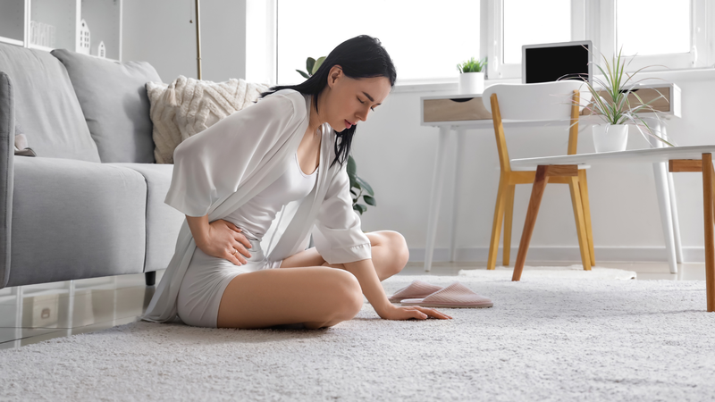Đau bụng dữ dội là một trong những dấu hiệu cảnh báo cần nhập viện ngay