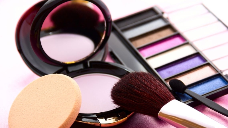 Chọn phấn nén hay phấn phủ phụ thuộc vào loại da và mục đích trang điểm