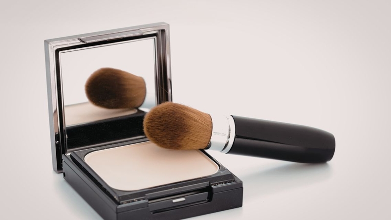 Nhiều người còn thắc mắc&nbsp;phấn nền và phấn phủ có khác nhau không