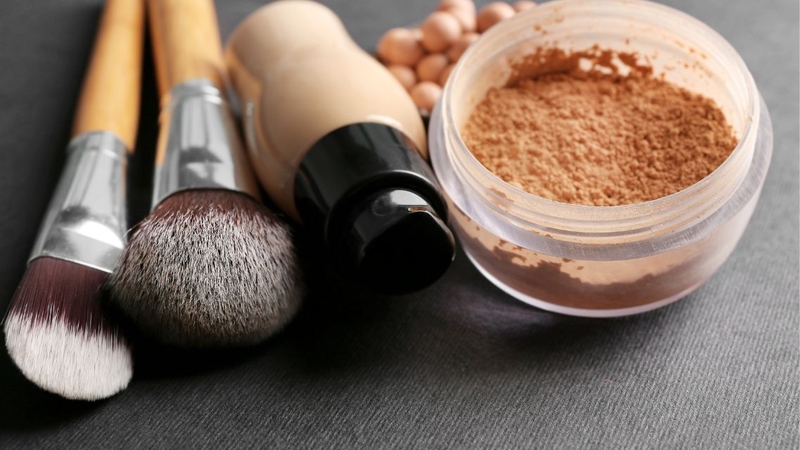 Chọn dùng phấn nền hay phấn phủ tùy thuộc loại da và mục đích trang điểm