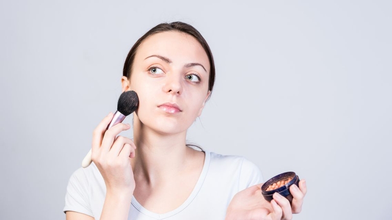 Cần dùng phấn nền, phấn phủ đúng cách để có lớp nền đẹp