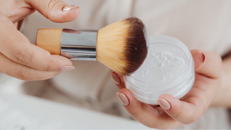 Phấn phủ kiềm dầu giúp hấp thụ dầu thừa trên da