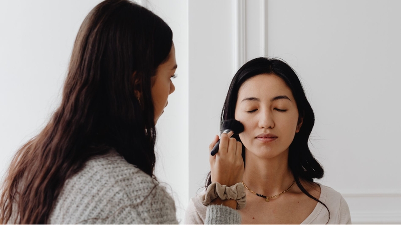 Chỉ nên dùng một lớp phấn phủ mỏng để lớp nền tự nhiên