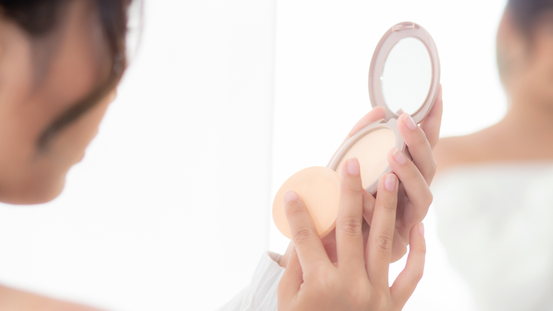 Nên dặm hoặc tán nhẹ để phấn bám đều trên da, tránh chà xát mạnh khiến lớp nền bị xê dịch