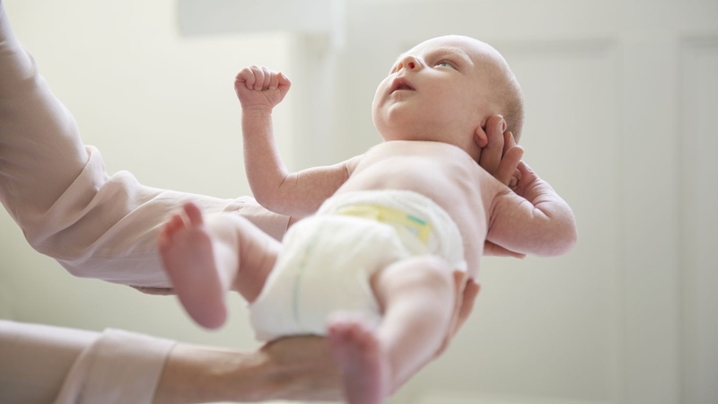 phan-xa-giat-minh-o-tre-so-sinh-co-dang-lo-ngai-hay-khong 1