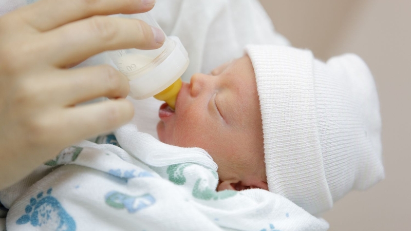 phan-xa-giat-minh-o-tre-so-sinh-co-dang-lo-ngai-hay-khong 2