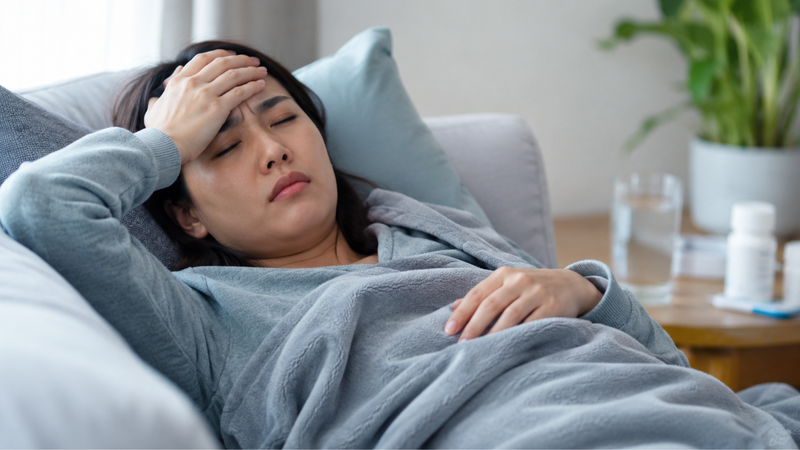 Phát ban giang mai có thể kèm sốt, mệt mỏi và triệu chứng toàn thân