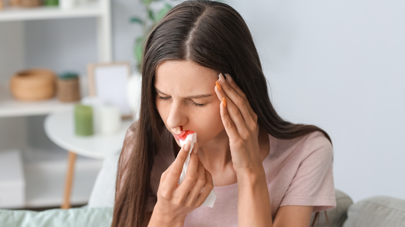 Bệnh nhân có thể gặp phải chảy máu mũi và nguy cơ song thị cao hơn với phẫu thuật giải áp hai thành