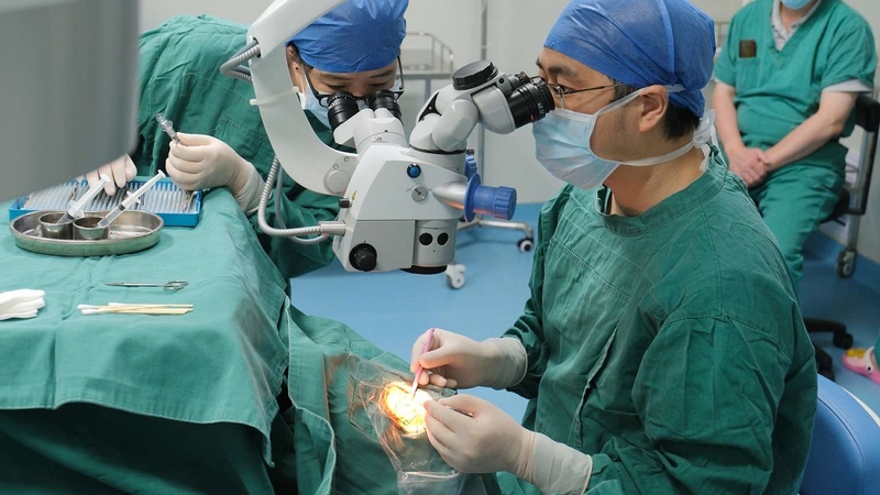 Phẫu thuật lỗ hoàng điểm và những điều cần biết 3