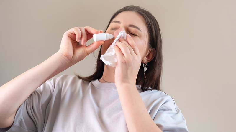 Nên vệ sinh mũi bằng nước muối sinh lý sau phẫu thuật để làm ẩm niêm mạc và loại bỏ dịch tiết