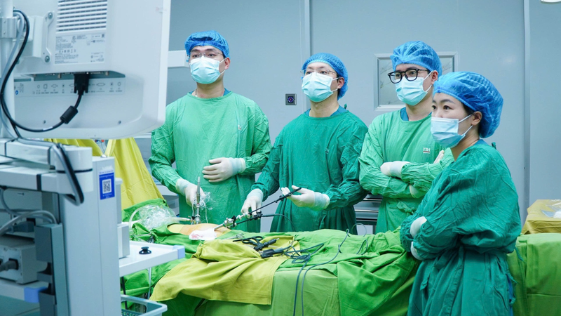 Ê-kíp phẫu thuật nội soi xử lý thành công 2 khối u quái hiếm gặp