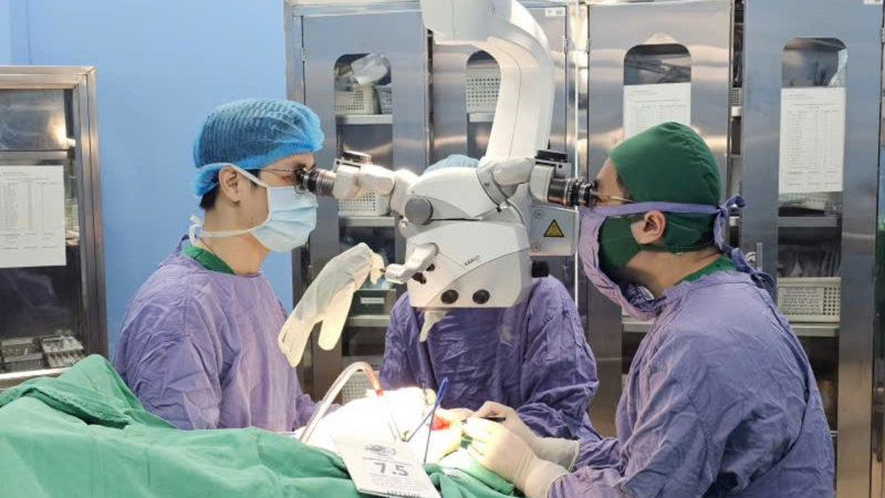 Ca phẫu thuật được triển khai với sự phối hợp của hai kíp mổ