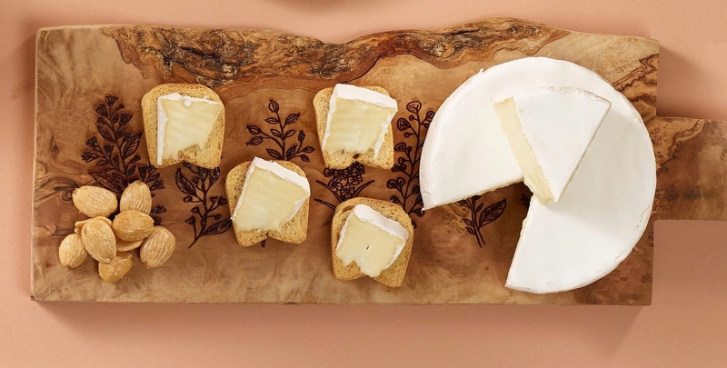 Phô mai Brie là lựa chọn lý tưởng cho chế độ ăn ít carb