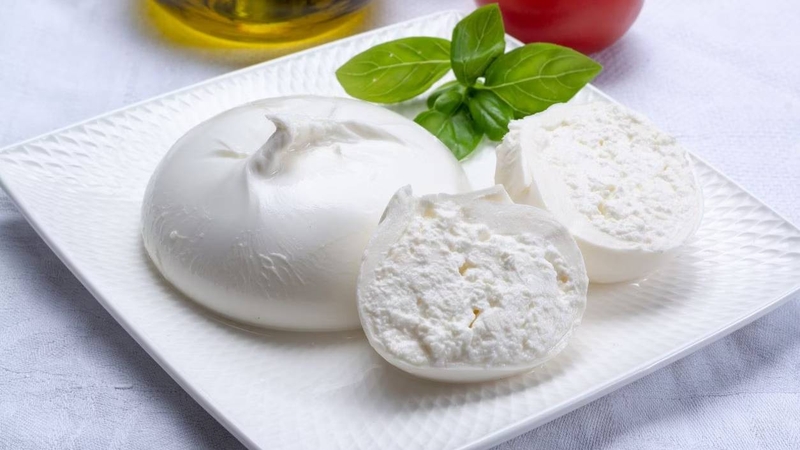 Phô mai burrata là phô mai tươi với lớp vỏ ngoài được làm từ mozzarella