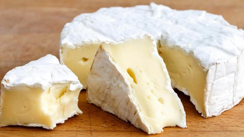 100g phô mai camembert cung cấp khoảng 300 kcal năng lượng