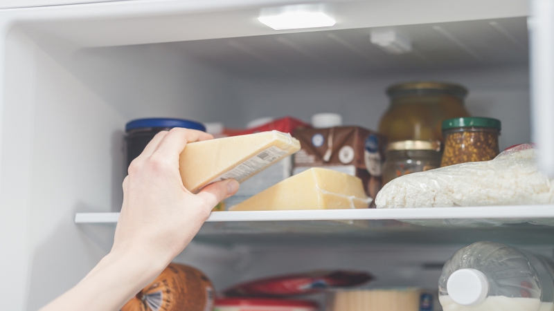 Phô mai tách muối cần được bảo quản trong ngăn mát tủ lạnh (nhiệt độ khoảng 2 - 6°C)