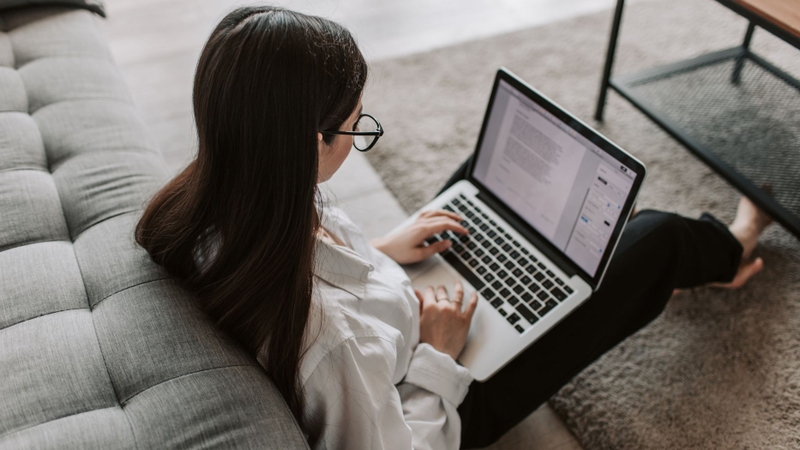 Người làm việc trong nhà, ít tiếp xúc ánh sáng tự nhiên nên tắm nắng điều độ để giúp cơ thể cân bằng tốt hơn