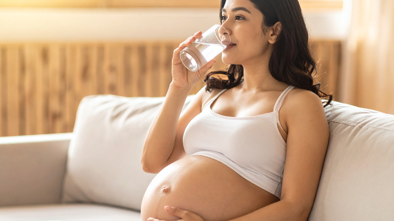 Mẹ bầu nên uống nước ấm để làm dịu cổ họng