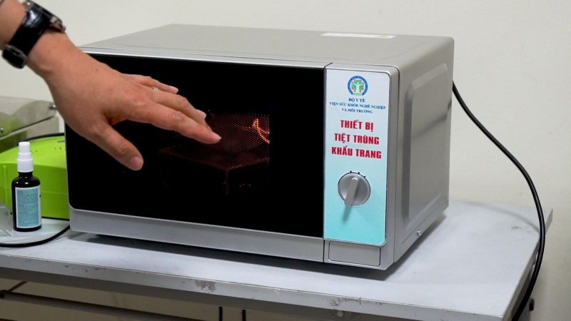 Phòng dịch COVID-19: Chuyên gia hướng dẫn cách khử khuẩn khẩu trang bằng lò vi sóng 3