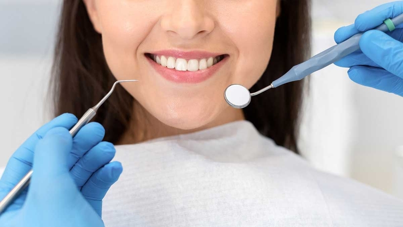 Phòng và cải thiện răng lung lay ê buốt bằng cách vệ sinh răng miệng hằng ngày