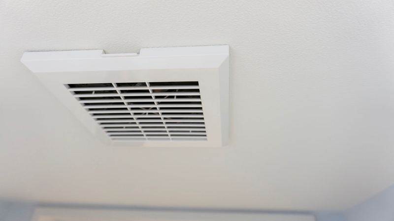 Quạt thông gió giúp tăng cường trao đổi khí giữa môi trường trong và ngoài phòng