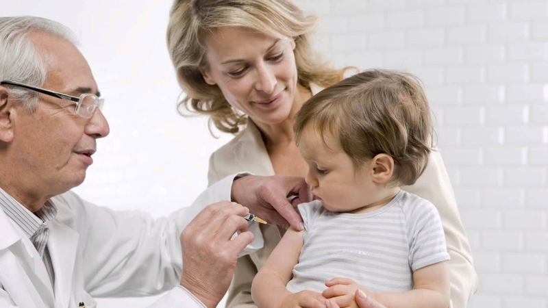 Phụ huynh có biết tiêm phòng viêm não Nhật Bản mũi 3 cách mũi 2 bao lâu 1