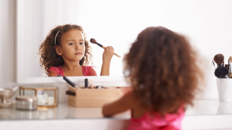 Phụ huynh có nên cho trẻ trang điểm từ sớm? 2