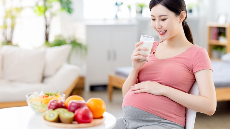 Kết hợp viên uống bổ sung với chế độ ăn đa dạng từ rau, trái cây, ngũ cốc, cá, trứng, sữa và hạt để đảm bảo dinh dưỡng cân bằng