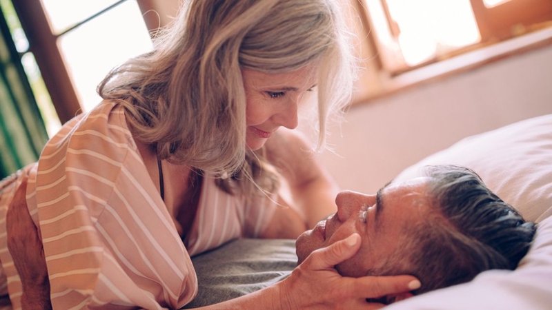 Sự chia sẻ, gắn kết với bạn đời sẽ giúp duy trì đời sống tình dục hài hòa