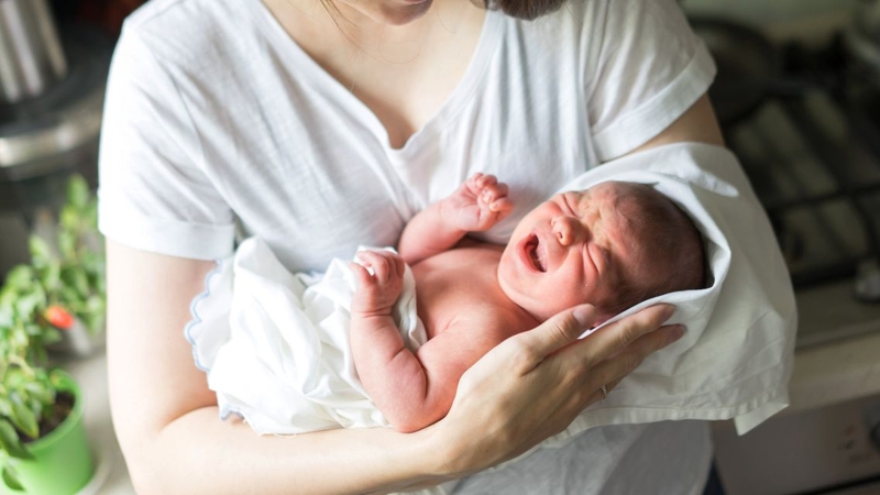 Trong quá trình dùng thuốc, mẹ nên theo dõi phản ứng của trẻ