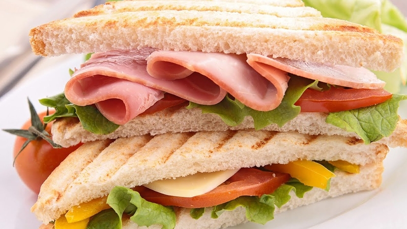 Bà mẹ cho con bú ăn bánh mì được không?