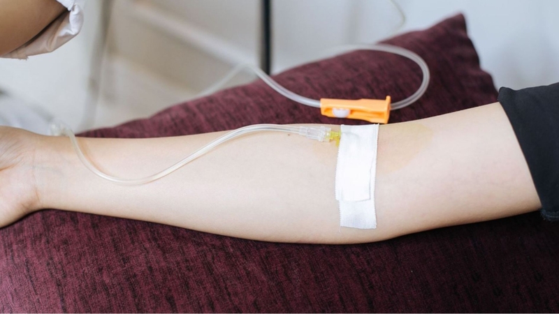 Phụ nữ cho con bú có được truyền nước không? Có thể thực hiện theo chỉ định của bác sĩ