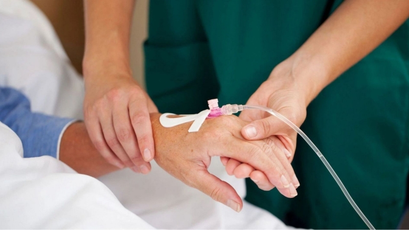Một số bệnh lý gây mất nước có thể cần truyền dịch để bù nước