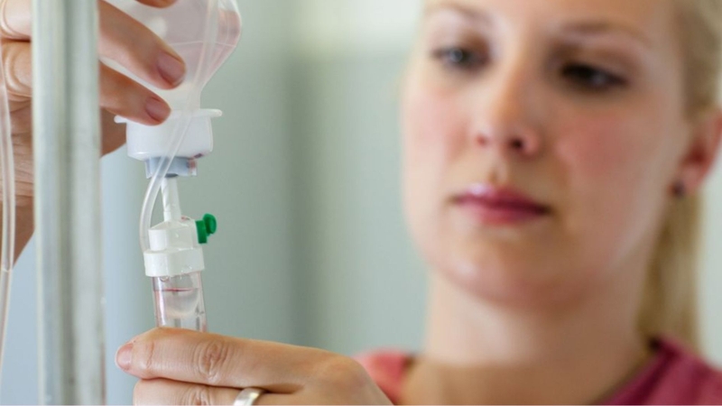 Điều chỉnh tốc độ truyền dịch nhỏ giọt để hạn chế nguy cơ sốc