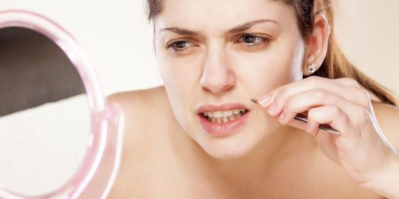 Có nhiều phương pháp để loại bỏ ria mép ví dụ như nhổ, wax, cạo,..