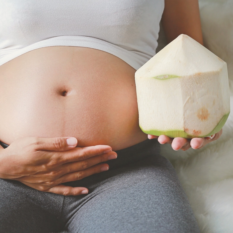Phụ nữ có thai uống nước dừa được không? Mẹ bầu cần lưu ý gì khi sử dụng? 1