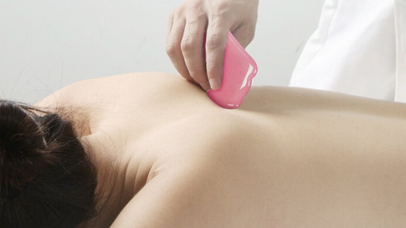 Phụ nữ đang có kinh cạo gió được không? Hiểu rõ tác dụng và lời khuyên an toàn 1