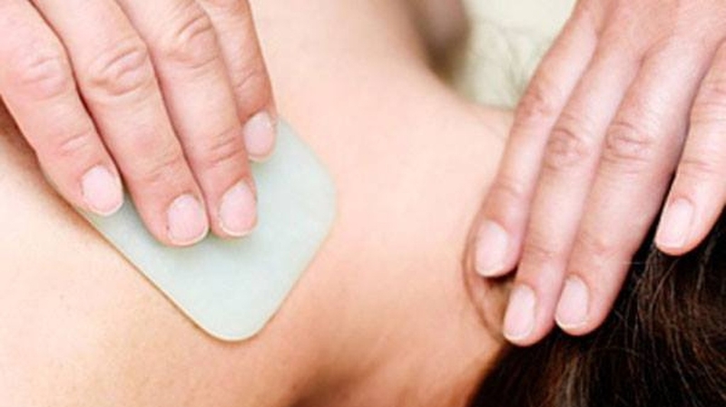 Phụ nữ đang có kinh cạo gió được không? Hiểu rõ tác dụng và lời khuyên an toàn 3