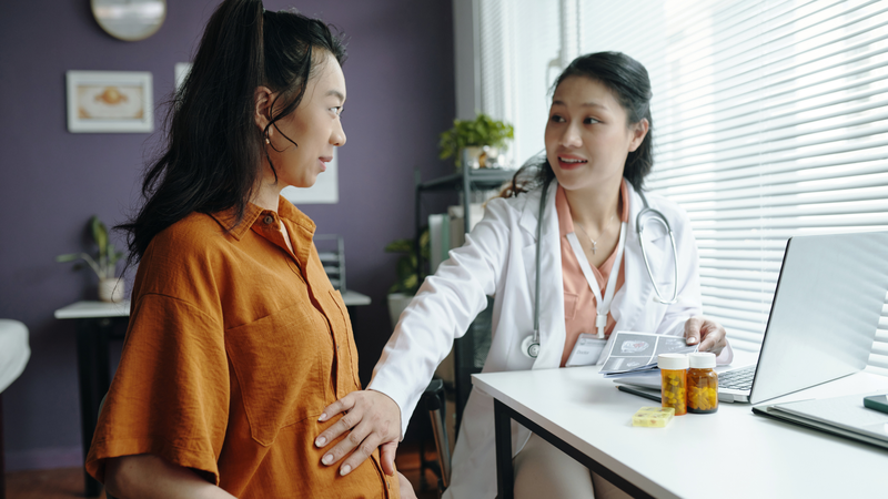 Phụ nữ mang thai bị Lupus phải làm gì? Phụ nữ mang thai bị Lupus cần thăm khám sớm với bác sĩ chuyên khoa để được theo dõi sát sao